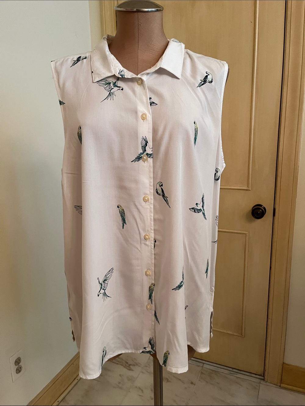 G.H. BASS Casual Summer Sleeveless White Parrot-Print Button-Front Blouse SZ XL